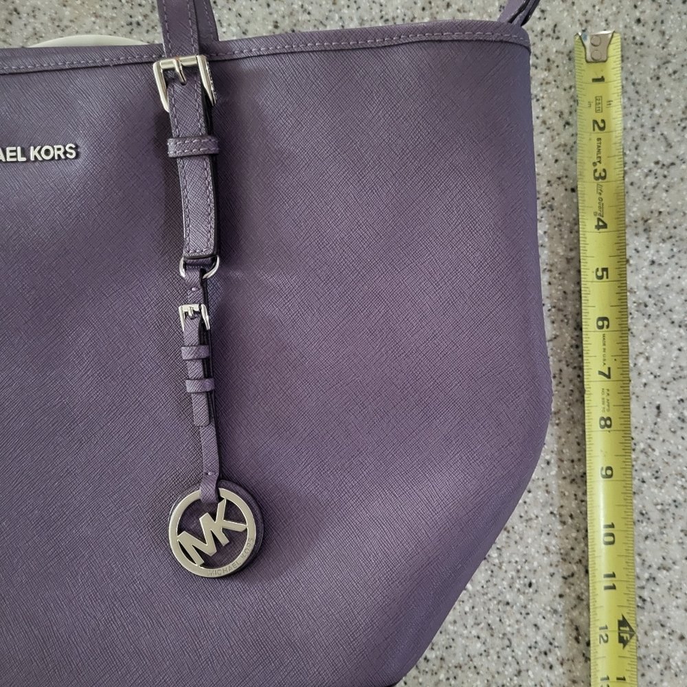 Chic MICHAEL KORS Leather Purple (Iris) Bag / Tote with Spacious Interior - Picture 12 of 13